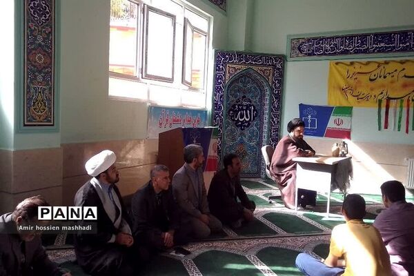 نشست صمیمی امام‌جمعه رودهن با دانش‌آموزان دبیرستان ابن‌سینا رودهن