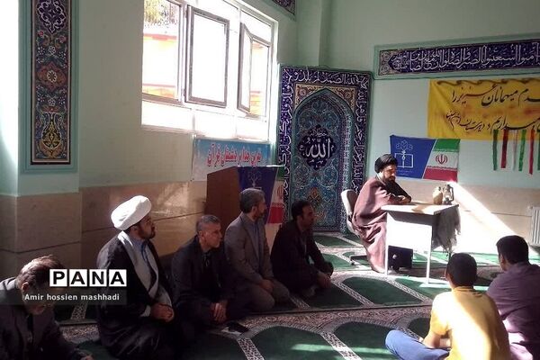 نشست صمیمی امام‌جمعه رودهن با دانش‌آموزان دبیرستان ابن‌سینا رودهن