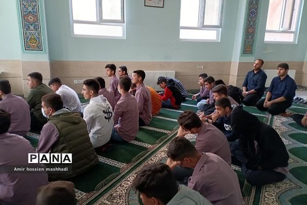 نشست صمیمی امام‌جمعه رودهن با دانش‌آموزان دبیرستان ابن‌سینا رودهن