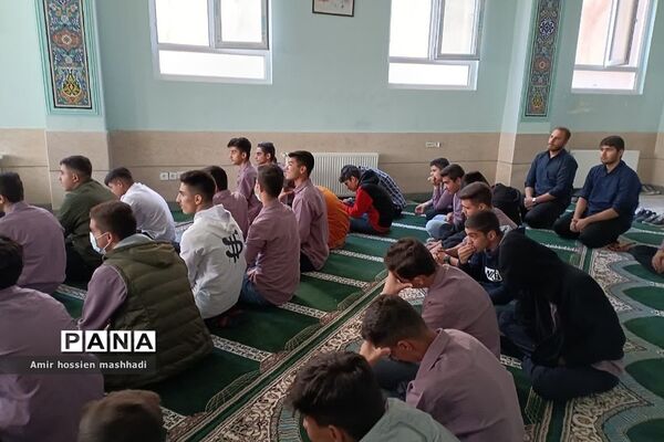 نشست صمیمی امام‌جمعه رودهن با دانش‌آموزان دبیرستان ابن‌سینا رودهن