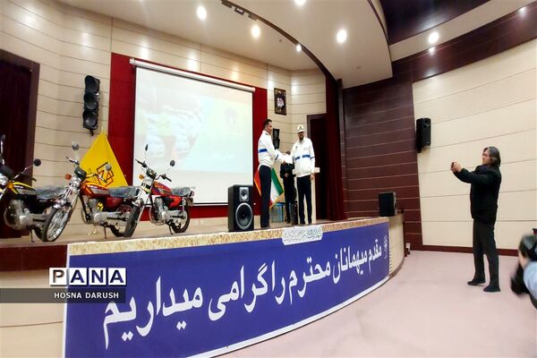 تقدیر از برگزیدگان مسابقه عکس همیاران پلیس کشوری