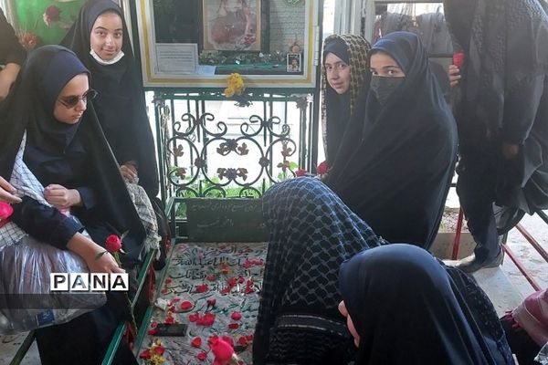 زیارت مزار شهید حسین فهمیده  به مناسبت روز بسیج دانش‌آموزی ناحیه 2 ری