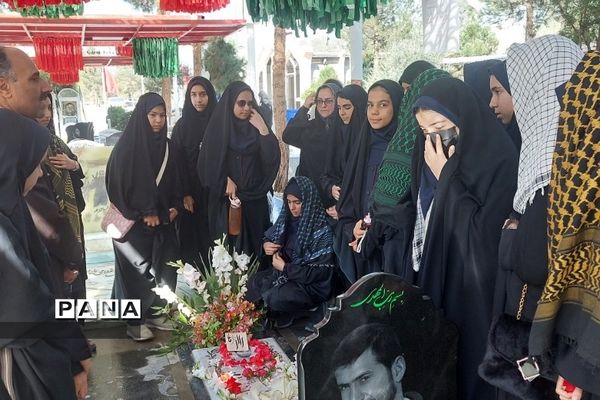 زیارت مزار شهید حسین فهمیده  به مناسبت روز بسیج دانش‌آموزی ناحیه 2 ری