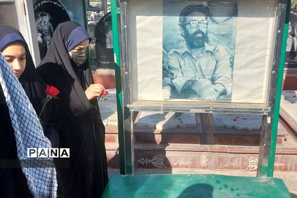 زیارت مزار شهید حسین فهمیده  به مناسبت روز بسیج دانش‌آموزی ناحیه 2 ری