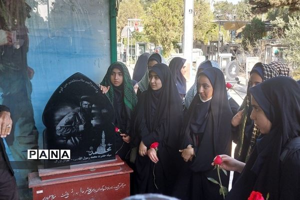 زیارت مزار شهید حسین فهمیده  به مناسبت روز بسیج دانش‌آموزی ناحیه 2 ری