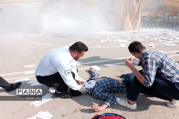 برگزاری مانور پدافند غیرعامل در دبیرستان شاهد امام جواد (ع) بهبهان