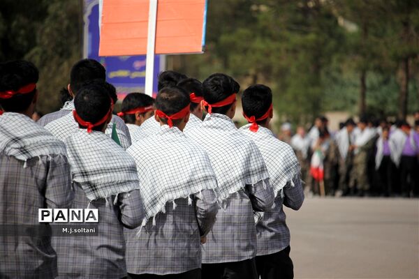 صبحگاه مشترک ۳۰۰۰ دانش‌آموزان در دانشکده امیرالمومنین (ع) اصفهان