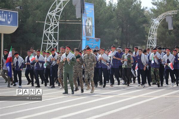 صبحگاه مشترک ۳۰۰۰ دانش‌آموزان در دانشکده امیرالمومنین (ع) اصفهان