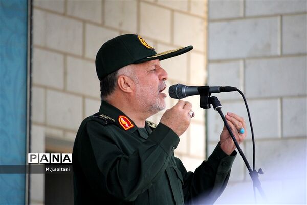 صبحگاه مشترک ۳۰۰۰ دانش‌آموزان در دانشکده امیرالمومنین (ع) اصفهان