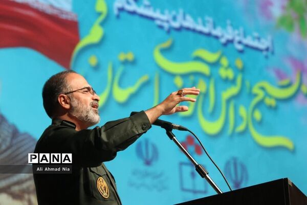 همایش تقدیر از فرماندهان پیشگام بسیج دانش‌آموزی استان قم