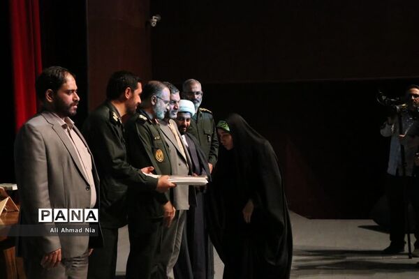 همایش تقدیر از فرماندهان پیشگام بسیج دانش‌آموزی استان قم
