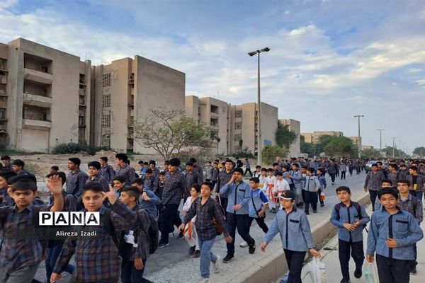 همایش بزرگ پیاده‌روی دانش‌آموزی در پایگاه دریایی بوشهر