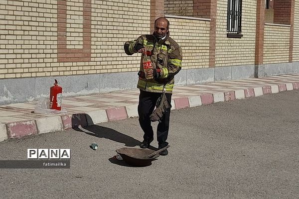 اجرای مانور آموزشی پدافند غیرعامل در دبیرستان دخترانه سردار شهید سلیمانی شهرستان فیروزکوه