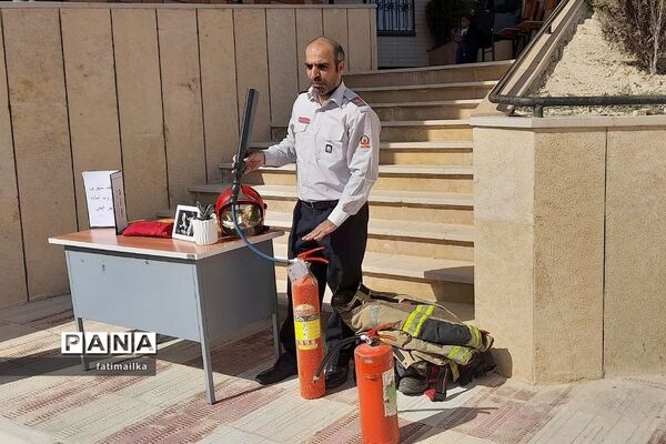 اجرای مانور آموزشی پدافند غیرعامل در دبیرستان دخترانه سردار شهید سلیمانی شهرستان فیروزکوه