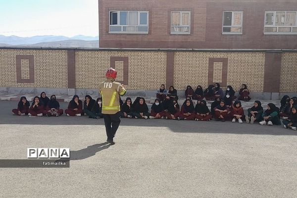 اجرای مانور آموزشی پدافند غیرعامل در دبیرستان دخترانه سردار شهید سلیمانی شهرستان فیروزکوه