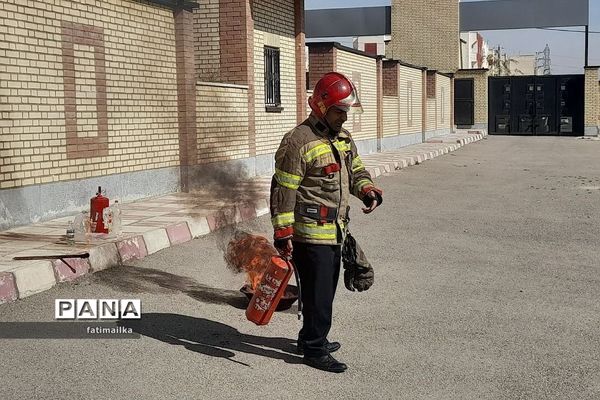اجرای مانور آموزشی پدافند غیرعامل در دبیرستان دخترانه سردار شهید سلیمانی شهرستان فیروزکوه