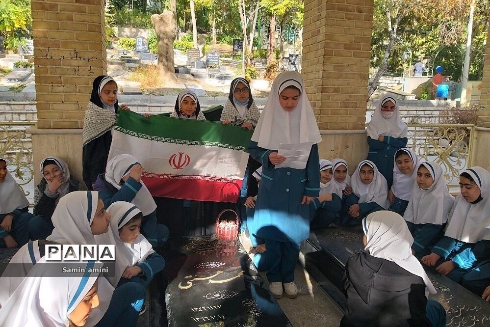 غبارروبی مزار شهدای رودهن توسط دانش‌آموزان دبستان حضرت زهرا(س)‌یک رودهن