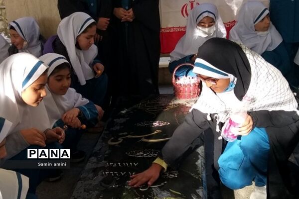 غبارروبی مزار شهدای رودهن توسط دانش‌آموزان دبستان حضرت زهرا(س)‌یک رودهن