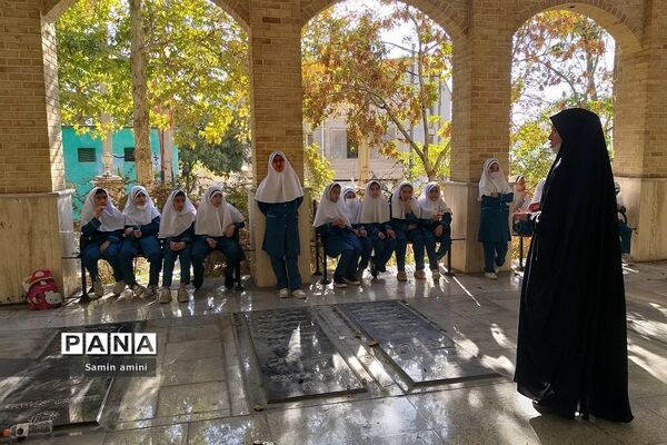 غبارروبی مزار شهدای رودهن توسط دانش‌آموزان دبستان حضرت زهرا(س)‌یک رودهن