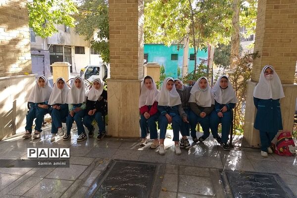 غبارروبی مزار شهدای رودهن توسط دانش‌آموزان دبستان حضرت زهرا(س)‌یک رودهن
