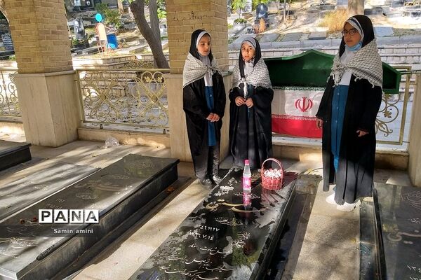 غبارروبی مزار شهدای رودهن توسط دانش‌آموزان دبستان حضرت زهرا(س)‌یک رودهن