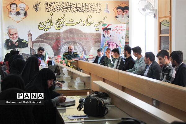 دیدار فرماندهان واحدهای دانش‌آموزی با فرمانده بسیج نایین