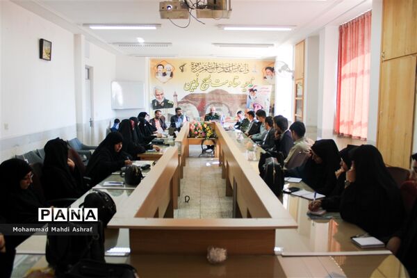 دیدار فرماندهان واحدهای دانش‌آموزی با فرمانده بسیج نایین