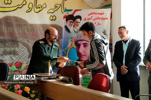دیدار فرماندهان واحدهای دانش‌آموزی با فرمانده بسیج نایین