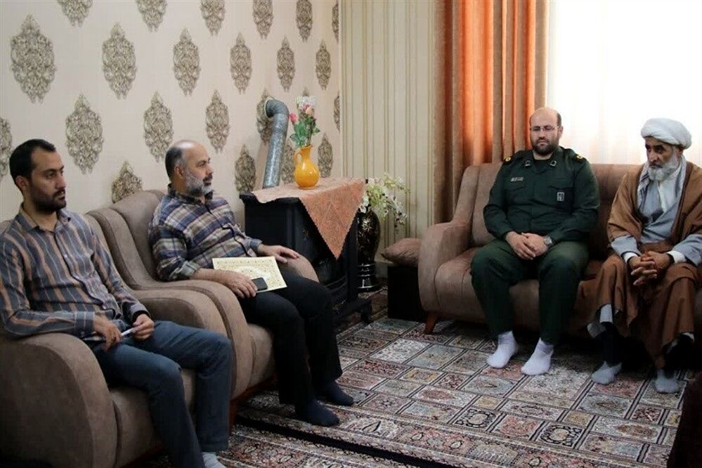 دیدار با خانواده‌‌ی شهدای دانش‌آموز در قرچک
