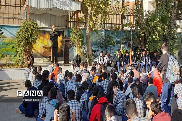 گرامیداشت هفته بسیج دانش‌آموزی در دبیرستان صالحی زاده