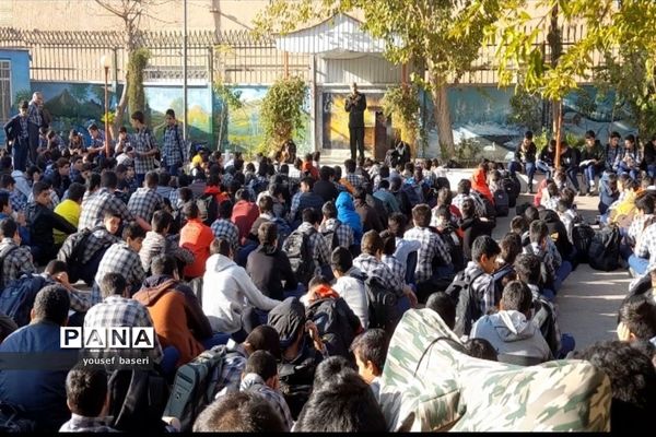 گرامیداشت هفته بسیج دانش‌آموزی در دبیرستان صالحی زاده