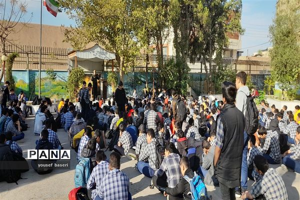 گرامیداشت هفته بسیج دانش‌آموزی در دبیرستان صالحی زاده