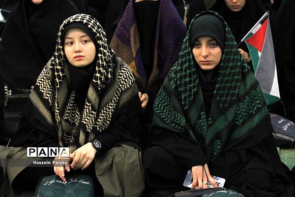 همایش دانش‌آموزی در مصلی بزرگ امام خمینی(ره) قبل از دیدار با مقام معظم رهبری