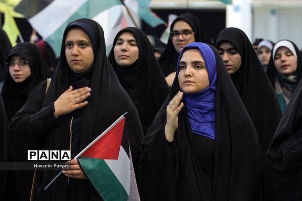 همایش دانش‌آموزی در مصلی بزرگ امام خمینی(ره) قبل از دیدار با مقام معظم رهبری