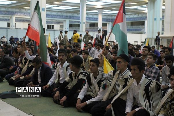 همایش دانش‌آموزی در مصلی بزرگ امام خمینی(ره) قبل از دیدار با مقام معظم رهبری