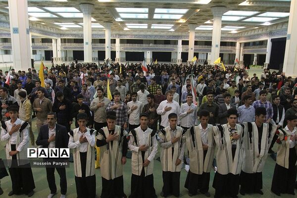 همایش دانش‌آموزی در مصلی بزرگ امام خمینی(ره) قبل از دیدار با مقام معظم رهبری