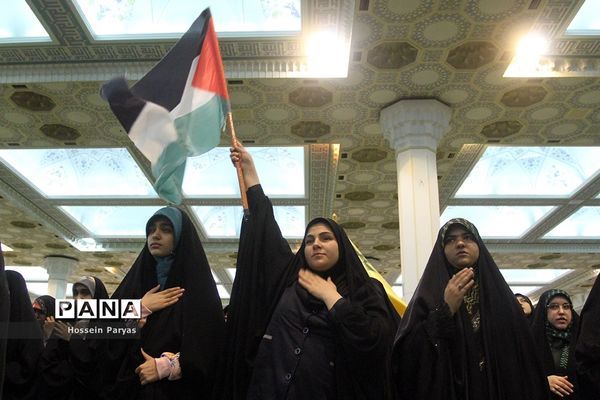 همایش دانش‌آموزی در مصلی بزرگ امام خمینی(ره) قبل از دیدار با مقام معظم رهبری