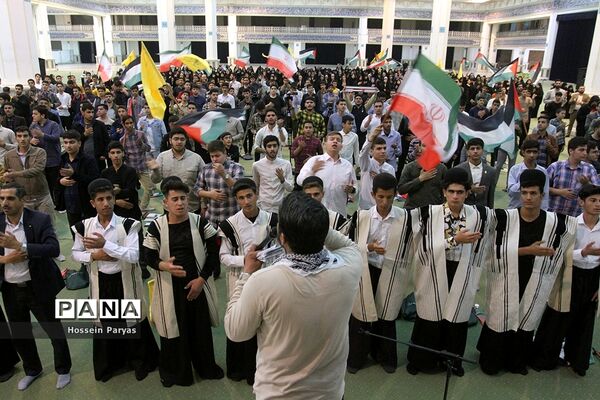 همایش دانش‌آموزی در مصلی بزرگ امام خمینی(ره) قبل از دیدار با مقام معظم رهبری