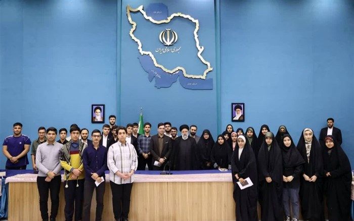 دیدار دانش‌آموز اراکی با رئیس جمهور