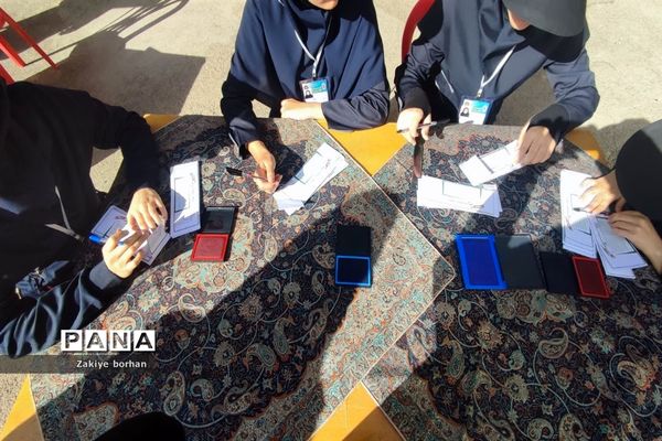 انتخابات شورای دانش‌آموزی در دبیرستان فرزانگان دوره دوم