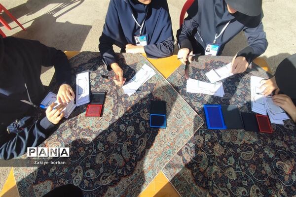 انتخابات شورای دانش‌آموزی در دبیرستان فرزانگان دوره دوم