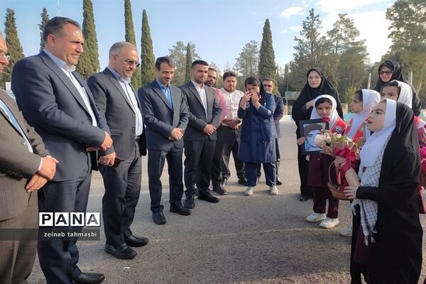 استقبال دانش‌آموزان و فرهنگیان شهرستان سروستان از مدیرکل آموزش و پرورش استان فارس