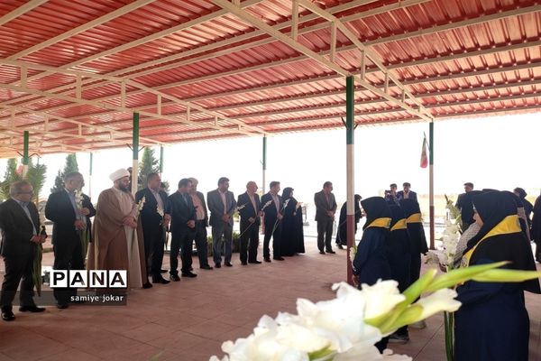 حضور مدیرکل آموزش و پرورش استان فارس در گلزار شهدای سروستان و ادای احترام به شهدای دانش‌آموز