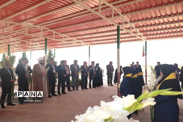 حضور مدیرکل آموزش و پرورش استان فارس در گلزار شهدای سروستان و ادای احترام به شهدای دانش‌آموز