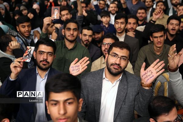 دیدار هزاران نفر از دانش‌آموزان و دانشجویان با مقام معظم رهبری