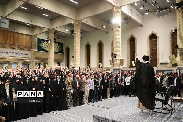 دیدار هزاران نفر از دانش‌آموزان و دانشجویان با مقام معظم رهبری