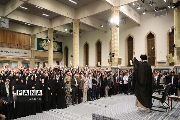 دیدار هزاران نفر از دانش‌آموزان و دانشجویان با مقام معظم رهبری