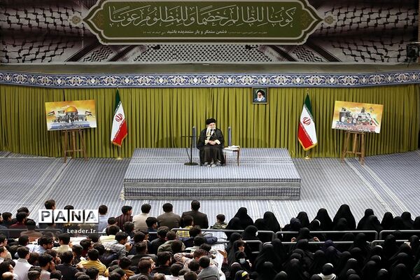 دیدار هزاران نفر از دانش‌آموزان و دانشجویان با مقام معظم رهبری