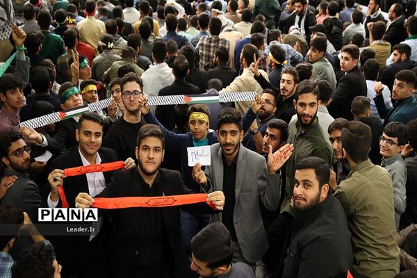 دیدار هزاران نفر از دانش‌آموزان و دانشجویان با مقام معظم رهبری