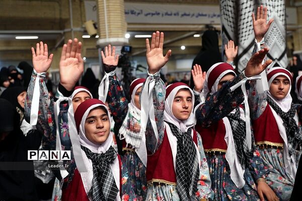 دیدار هزاران نفر از دانش‌آموزان و دانشجویان با مقام معظم رهبری